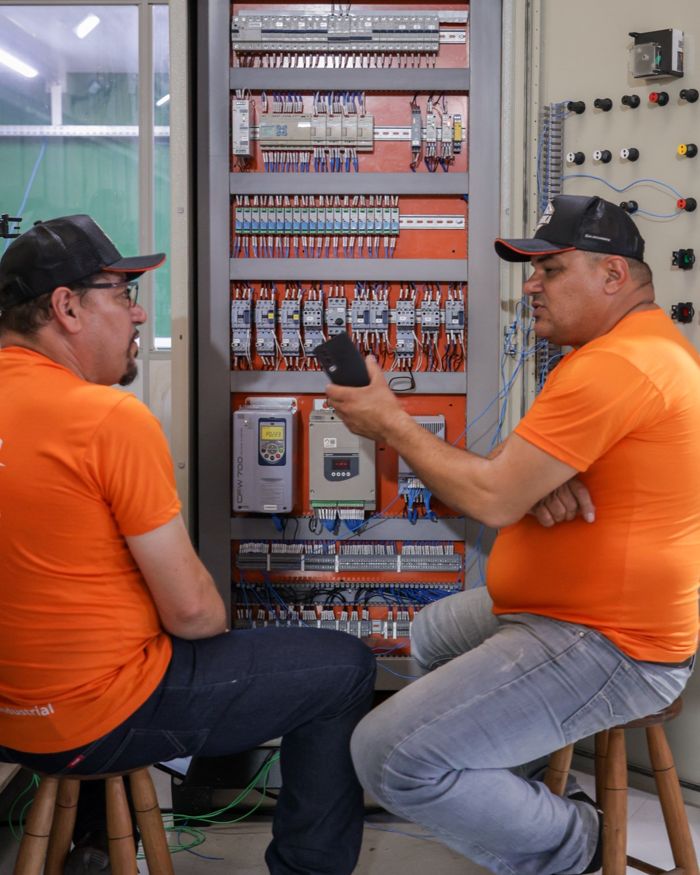 Alunos testando o comando no painel