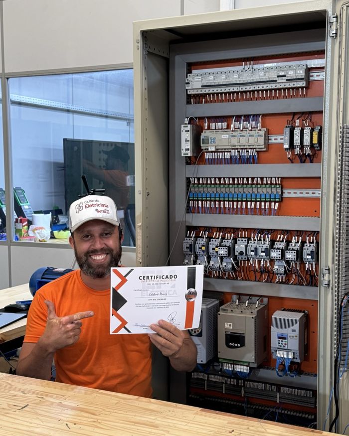 Aluno com o certificado na bancada