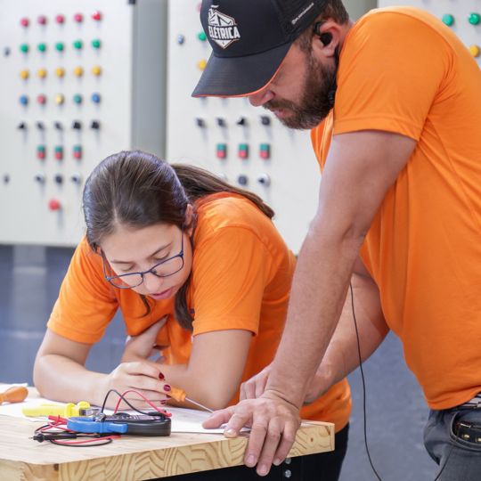 Aluna fazendo medição com o instrutor