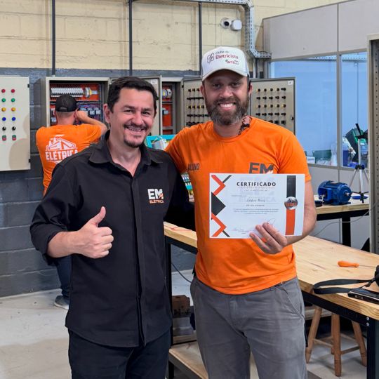 Elifabio entregando certificado a um aluno