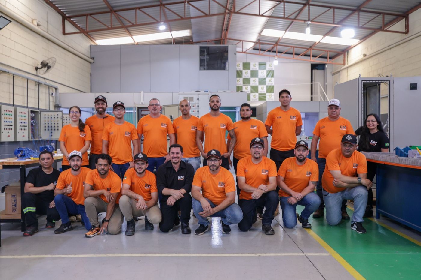 Turma do treinamento reunida no laboratório da EM Elétrica